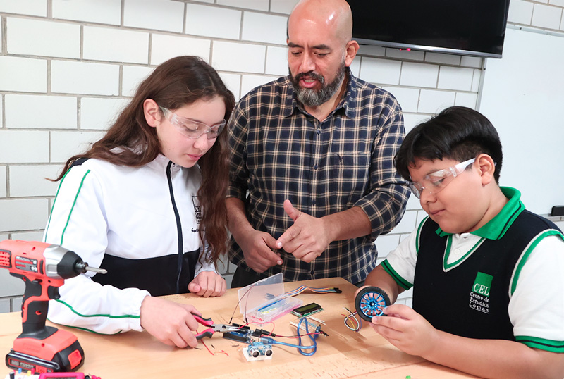 Secundaria CEL. Integramos conocimientos y valores en cada paso del camino.